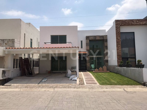 Casa En Venta Dentro De Fraccionamiento En Jiutepec