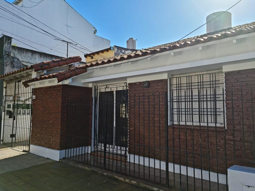 Casa En P.h. 3 Amb. Con Entrada De Autos En Pizurno 383- Ramos Mejia 