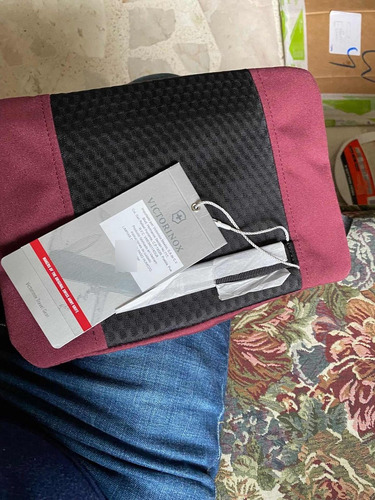 Imagen 5 de 9 de Cross Body Hombre Mariconera Victorinox Compact Guinda