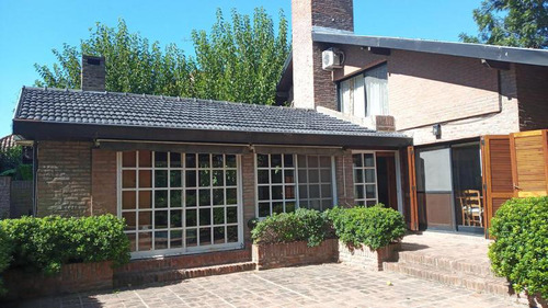 C.c. Los Cardales 4 Dorm. (2 Suits)250 M² Cub. Sobre 1 Lote, A Mts D La Entrada.