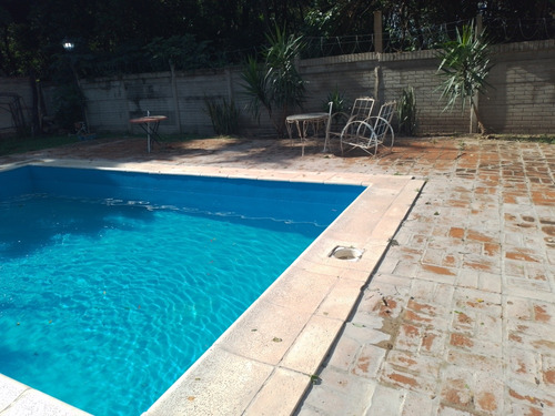 Vendo Casa : 2 Dormitorios ,baño , Living ,cocina Comedor .