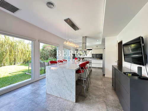 Casa En Venta En Barrio Cabos Del Lago Nordelta Tigre Lote De 1200 M2