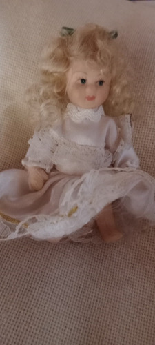 Pequeña Muñeca De Porcelana 