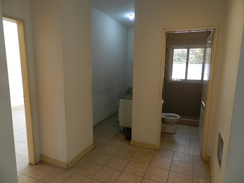Consultorios En Alquiler Para Uso Profesional, Psiquiatría Y/o Psicología Excluyente, Ubicado En La Planta Baja Del Edificio Pilar Tower