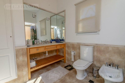 Casa A La Laguna Central Con 3 Dormitorios En Venta En Santa Barbara