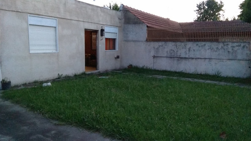 Casa De 5 Ambientes Sobre Gran Lote De 300 M2, Jardin Y Terreno Libre Al Contrafrente. 