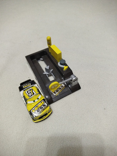 Disney Pixar Cars - Corredor Leak Less #52 Amarillo (Usado)
