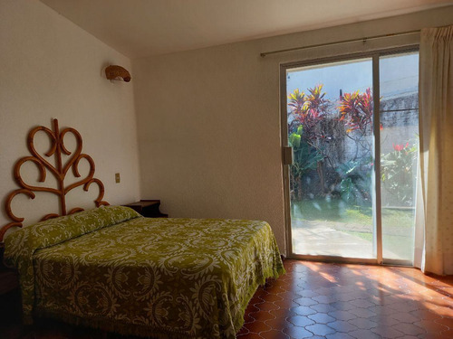 Casa Sola En Lomas De Atzingo, Cuernavaca, Morelos - Ber-1024-cs*
