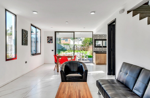 Casa En Venta A 50 Metros De La Playa. Piriápolis - Punta Colorada. Piscina 3 Dormitorios, 3 Baños