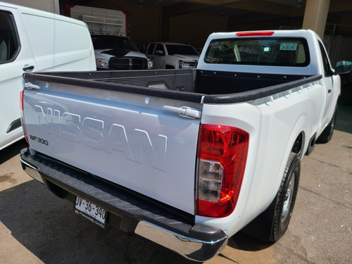 Imagen 5 de 10 de Nissan Np300 2017 2.5 Pick-up Dh Aa Pack Seg Mt