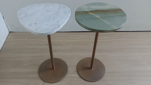 Mesa De Canto Monope, Tampo Em Mármore Redondo E Orgânico.