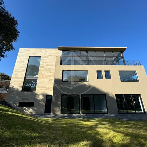 Residencia De Lujo En Rancho San Juan, 581 M2 De Construcción, 4 Habitaciones Y 4 Baños