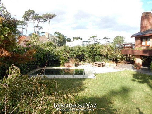 Hermosa Casa Con Excelente Entorno Natural Y A Solo Una Cuadra De Playa Mansa En Pinares- Ref: 101