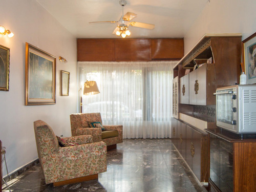 Espectacular Casa De 4 Ambientes Con Amplio Fondo Parque