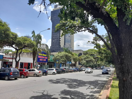 En Venta Centro Comercial Ubicado En La Av. Bolívar Norte De Valencia, Sector Camoruco. Carabobo / Emer.