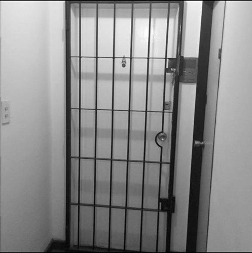 Oficina Con Tres Amplios Despachos Privados Y Seguridad 24 Horas.