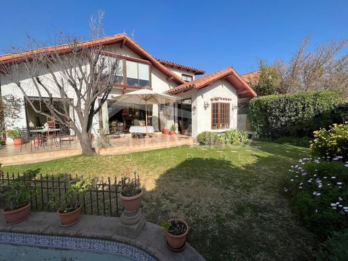 Casa Con Precioso Jardin Cercano A Colegios, Universidades