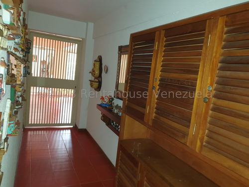 Hermoso, Amplio Y Acogedor Apartamento En Calle Nueva Con Transversal 10 En Los Palos Grandes, 23-32174