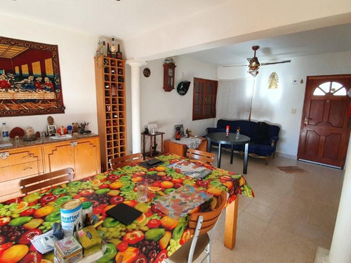 Imagen 8 de 20 de Casa De Tres Dormitorios, Dos Baños, Cochera, Amplio Terreno Y Pileta