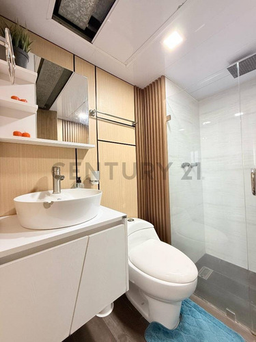 En Venta Penthouse De Esquina En El C. R. Marina Del Rey