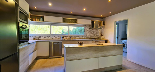 Casa A La Venta En Cul De Sac En Area Residencal 1, Barrio Costa Esmeralda, Venta Equipada.