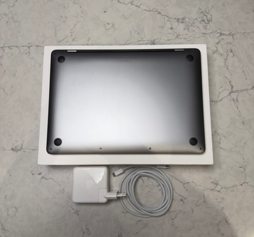 Macbook Pro 13-inch M2 2022 Touch Bar 8-gb 256-ssd (Usado)