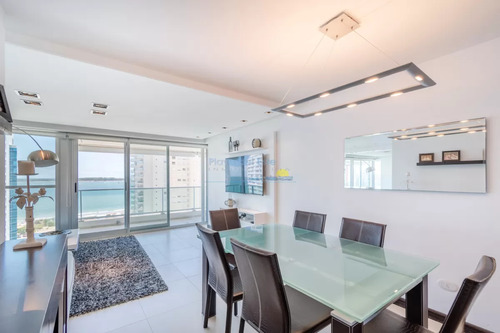 Venta De Excelente Apartamento De 3 Dormitorios Con Vista Al Mar, Playa Mansa, Punta Del Este