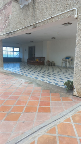 Imagen 5 de 20 de Apartamento En Playa Grande Con Inmejorable Ubicación. Vista Al Club Playa Grande Y Marina Grande. Luminoso,piso Medio. Edificio Bien Conservado.buen Condominio.