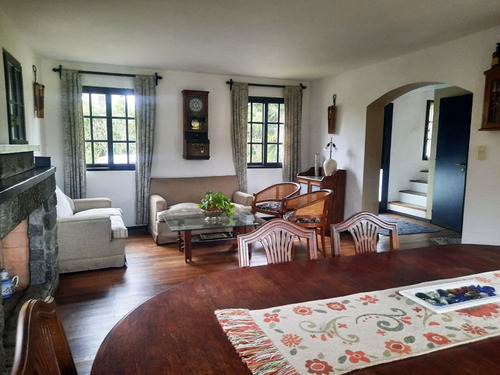 Ubicado En El Exclusivo Barrio Cerrado La Arboleda De Don Torcuato. Lindisima Casa Con 4 Dormitorios. Gran Lote De 920m2. Pileta. Muy Buen Estado.