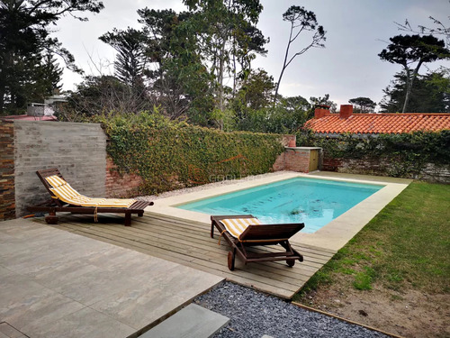 Casa En Alquiler De Verano En Punta Del Este, Zona Playa Mansa Con Parrillero Y Piscina, 5 Dormitorios