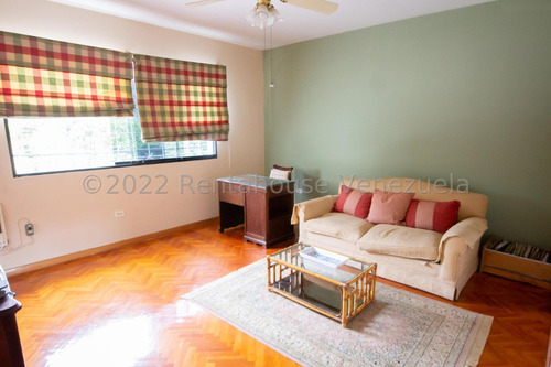 Bella Casa, Con Amplios Espacios Y Jardines Ubicada En Calle Cerrada. 25-17564.
