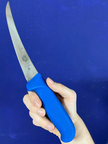 Cuchillo Deshuesador Victorinox® Curvo Flexible, 15cm Color Azul