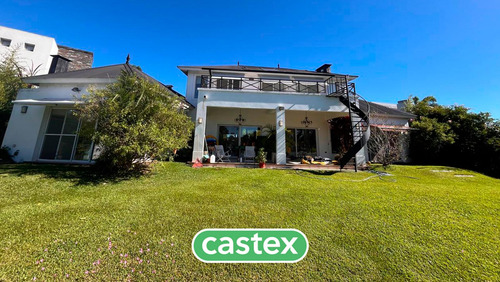 Casa A La Venta, Al Lago, Con Increíble Espejo De Agua En El Barrio Los Castores. Nordelta.