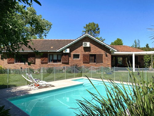 Casa De 3 Dormitorios Con Pileta Y Parrillero - Aldea - Fisherton