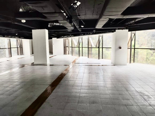 Polanco, 708m2, Amplios Espacios Abiertos, Muy Iluminada, Sala De Juntas, 3 Privados, 6 Estacionamientos, Vigilancia 24 Horas, 3 Elevadores. Excelente Ubicación. El Precio Es Más El Mantenimiento