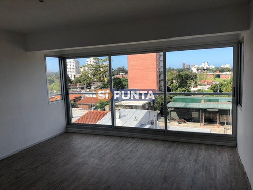 Imagen 2 de 16 de Apartamento En Venta - Centro De Maldonado
