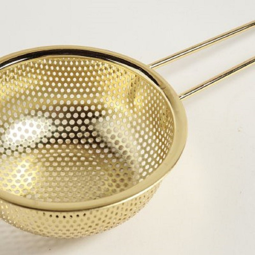 Imagen 3 de 4 de Colador De Acero Dorado Con Mango 13cm