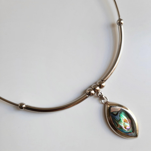 Colar Prateado Em Resina Cristal E Abalone. Peça Exclusiva!