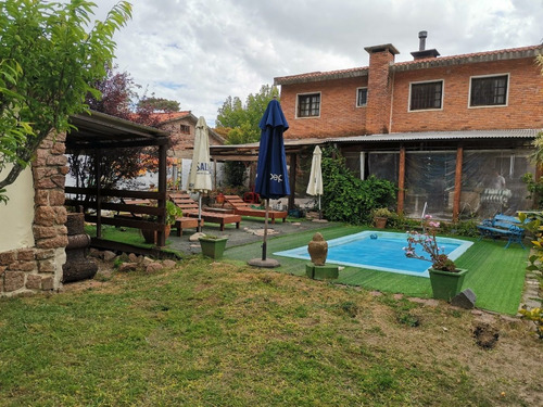 Importante Propiedad En Atlántida, 4 Dormitorios, 3 Baños, Piscina, Barbacoa