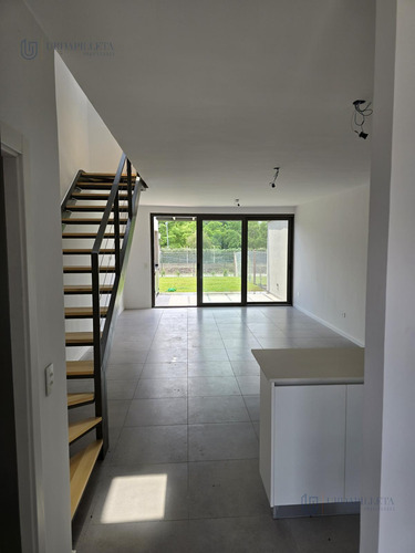 Townhouse En Venta De 3 Ambientes Con Galeria Y Jardin Privado En Oliden Joven