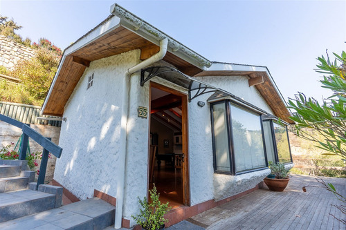 Cómoda Casa Con Distintos Ambientes Interiores Y Exteriores