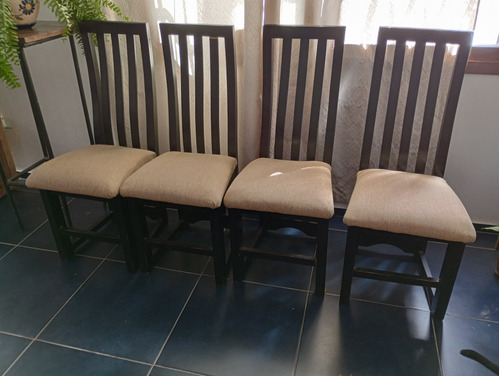 Juego De 4 Sillas De Comedor En Madera Y Tapizado De Tela.