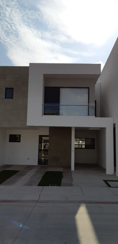 Preciosa Residencia En Altos Juriquilla, 3 Recamaras, 3.5 Ba