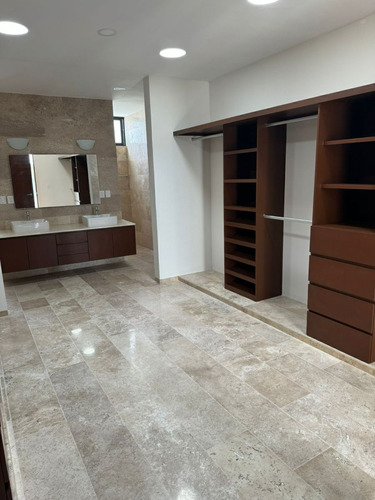 Casa De 4 Recámaras Dentro De Privada Cerca De La Isla, En Cholul