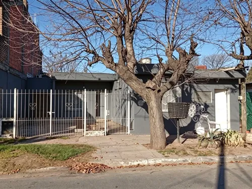 Venta Dos Casas 2 Amb C/u Mas Depto O Local Moreno