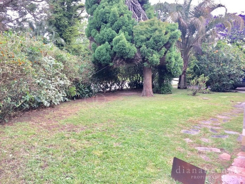 Punta Del Este, Playa Mansa , Chalet De 4 Dormitorios , 2 Suites.- Ref: 53975