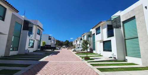 Venta De Casa Nueva Residencial En Toluca, Cacalomacán. Amplio Jardín Y Roof Garden. 5 Estacionamientos. 4 Recámaras. 3 Baños Completos. Para Estrenar Gran Oportunidad. Recursos Propios.