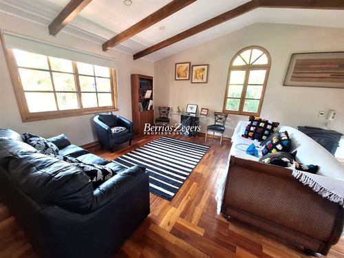 Casa En Venta De 4 Dorm 5 Baños, Sala De Estar Gran Vista