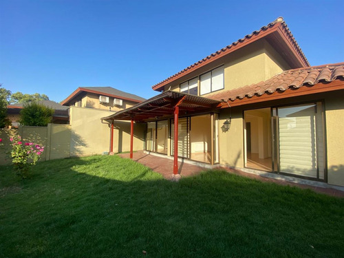 Casa En Venta De 4 Dorm./3 Baños/pieza Y Baño De Servicio