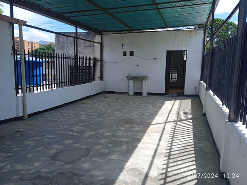 Rivero Bienes Raíces Promociona Y Vende Casa De Dos Niveles En La Urb. Girardot